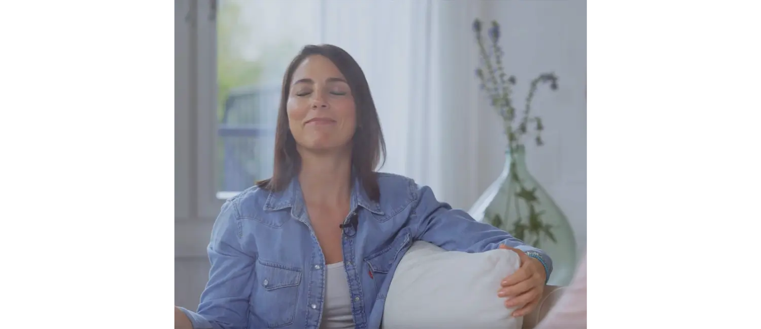 Frau entspannt mit geschlossenen Augen auf Sofa, helle Wohnung, Galerie Position 1, Schweizer Aromatherapie, zertifizierte Naturkosmetik