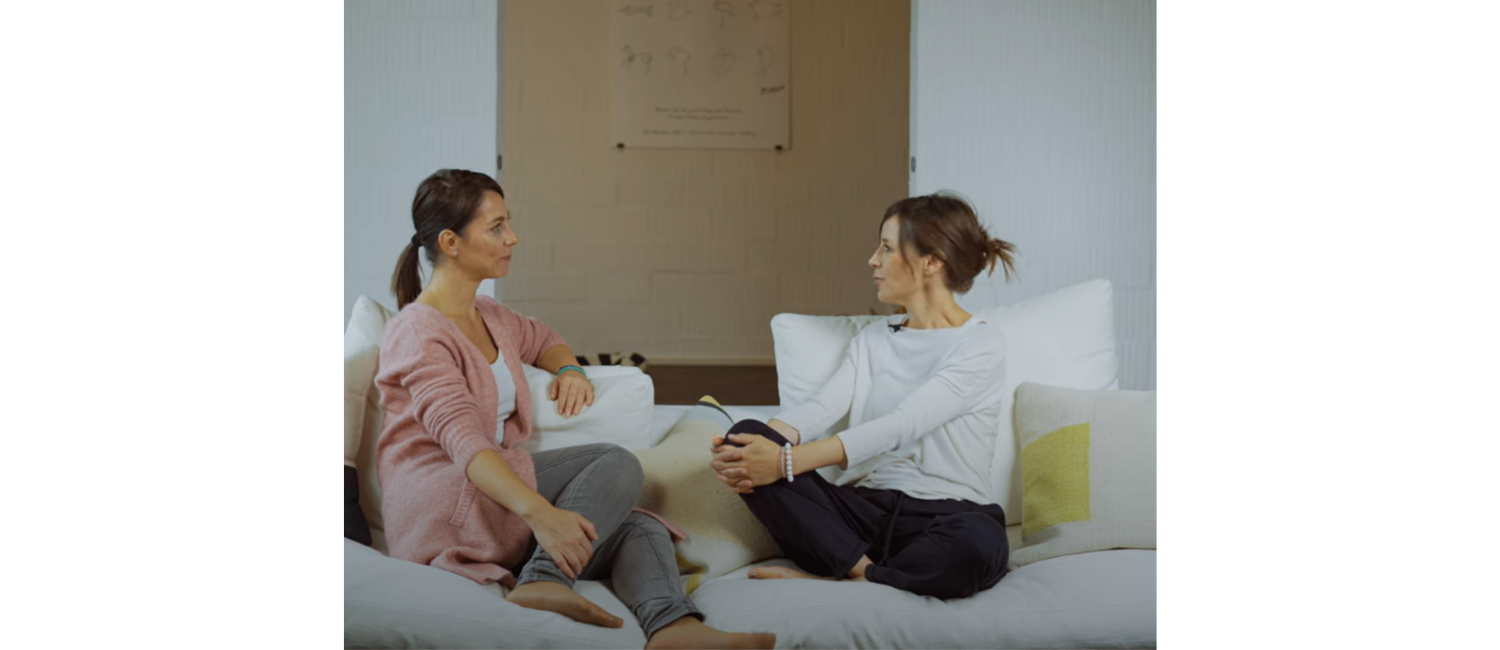 Zwei Frauen in entspannter Haltung auf Sofa, Gesprächssituation, Galerie Position 1, Schweizer Aromatherapie, zertifizierte Naturkosmetik