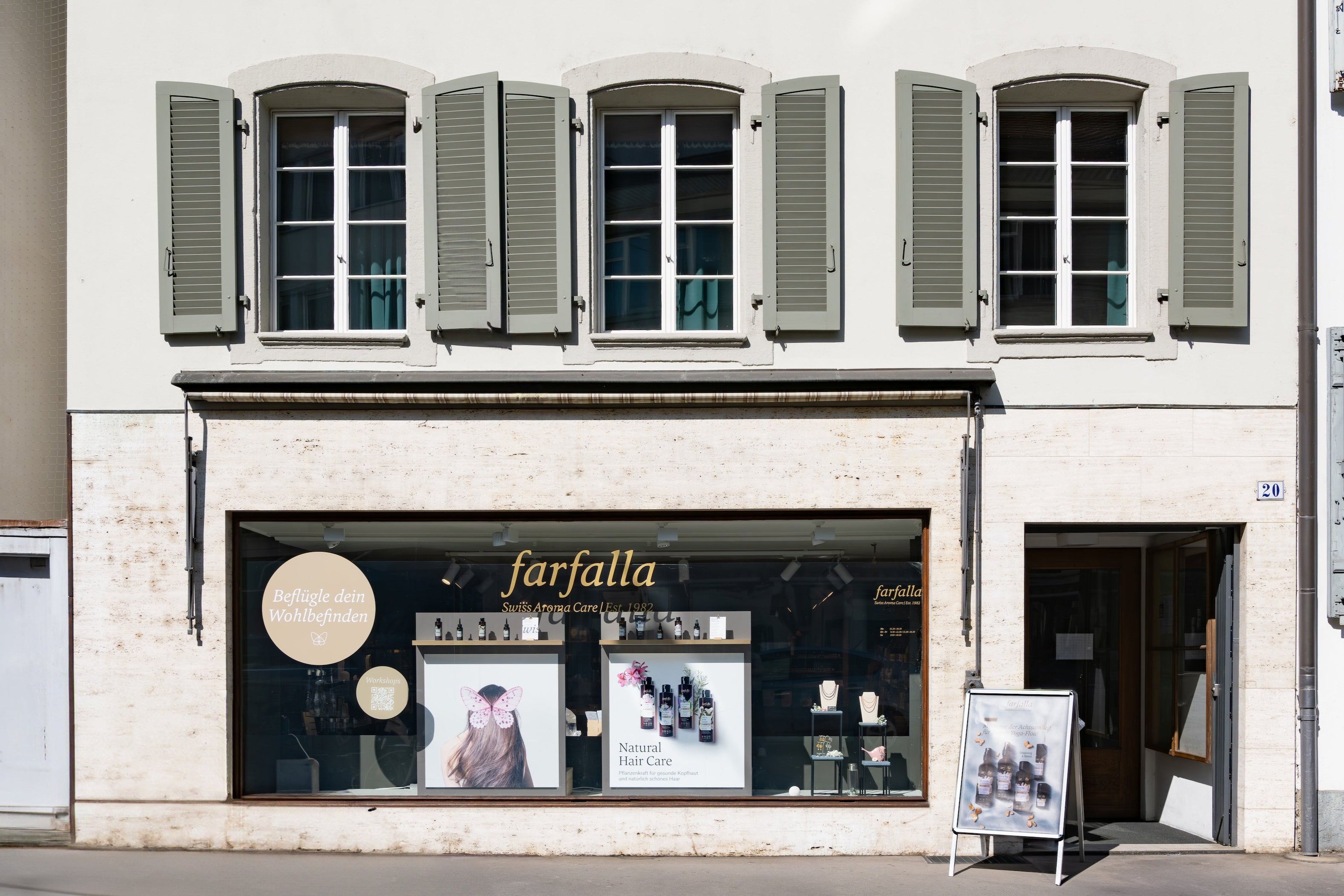 Schaufenster von farfalla aromacare mit Bio ätherischen Ölen, vegane Rezepturen, Schweizer zertifizierte Naturkosmetik, Galerie Position 1