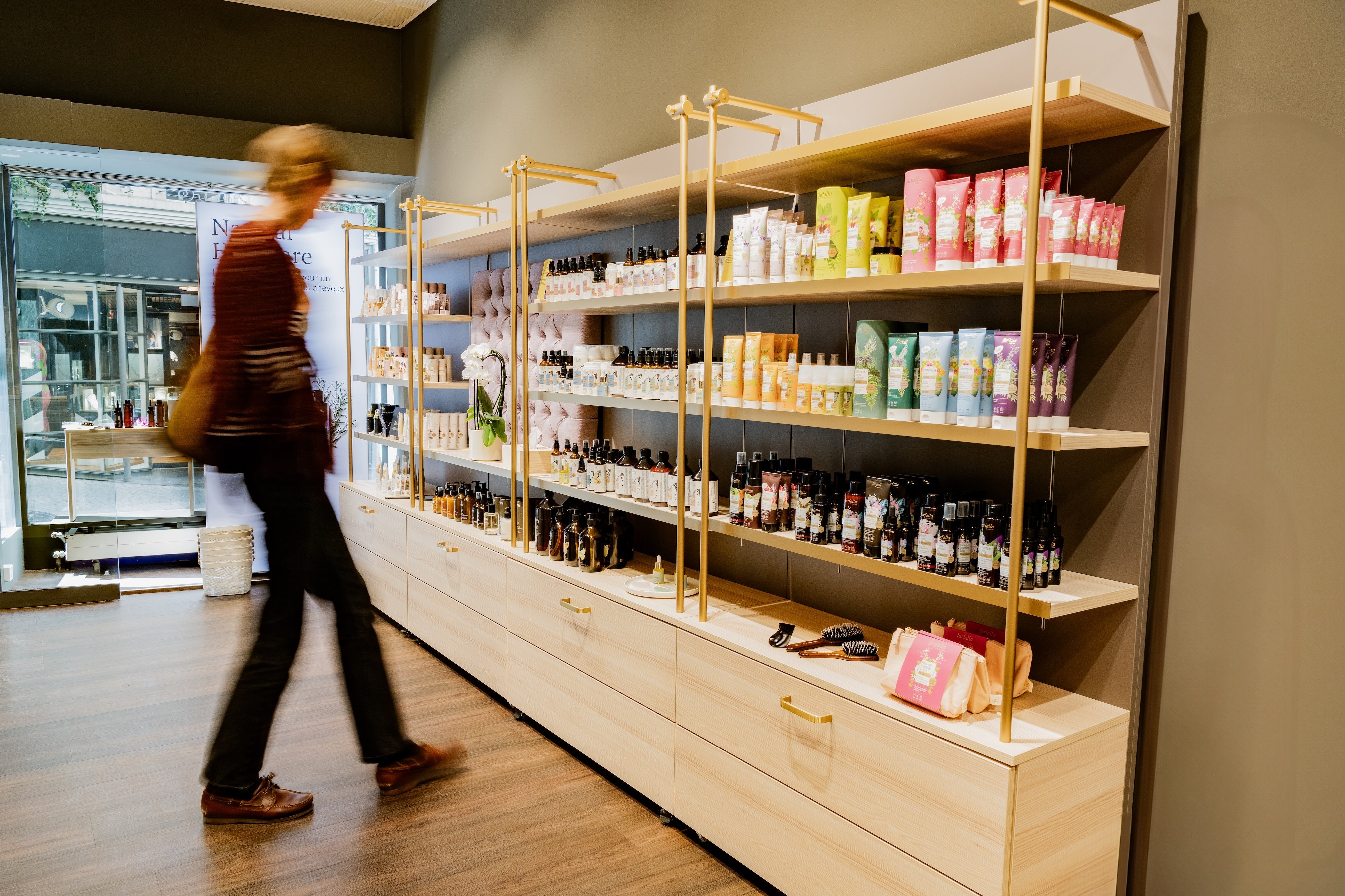 Innenraum eines hellen Aromatherapie-Geschäfts mit Holzregalen und Pflegeölen, Galerie Position 1, Schweizer Aromatherapie.