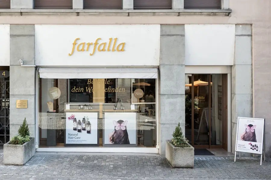 Außenansicht eines farfalla Ladengeschäfts mit Schaufenster und Werbetafel, Galerie Position 1, Schweizer Aromatherapie und zertifizierte Naturkosmetik