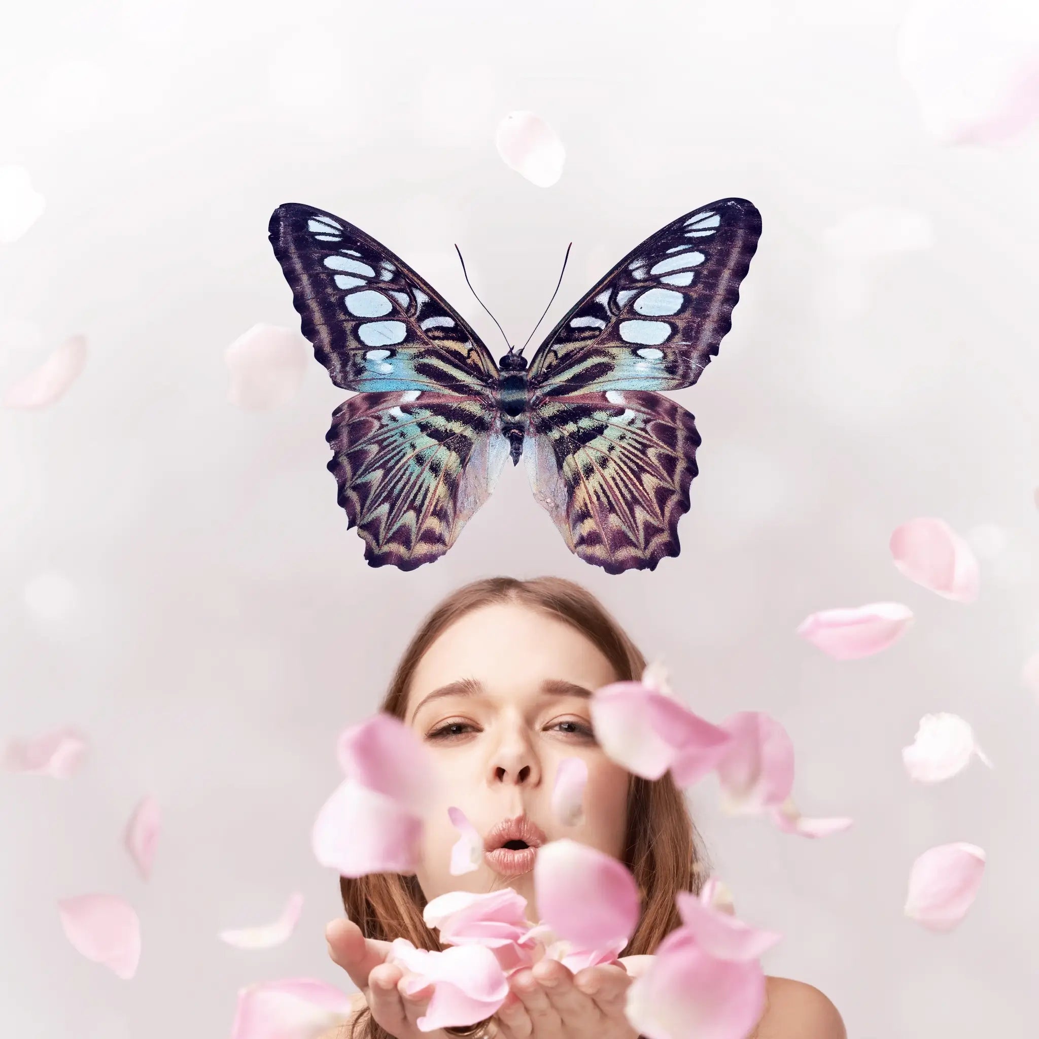 Frau mit rosa Blütenblättern, großer blauer Schmetterling darüber, Galerie Position 1, Schweizer Aromatherapie und Naturkosmetik