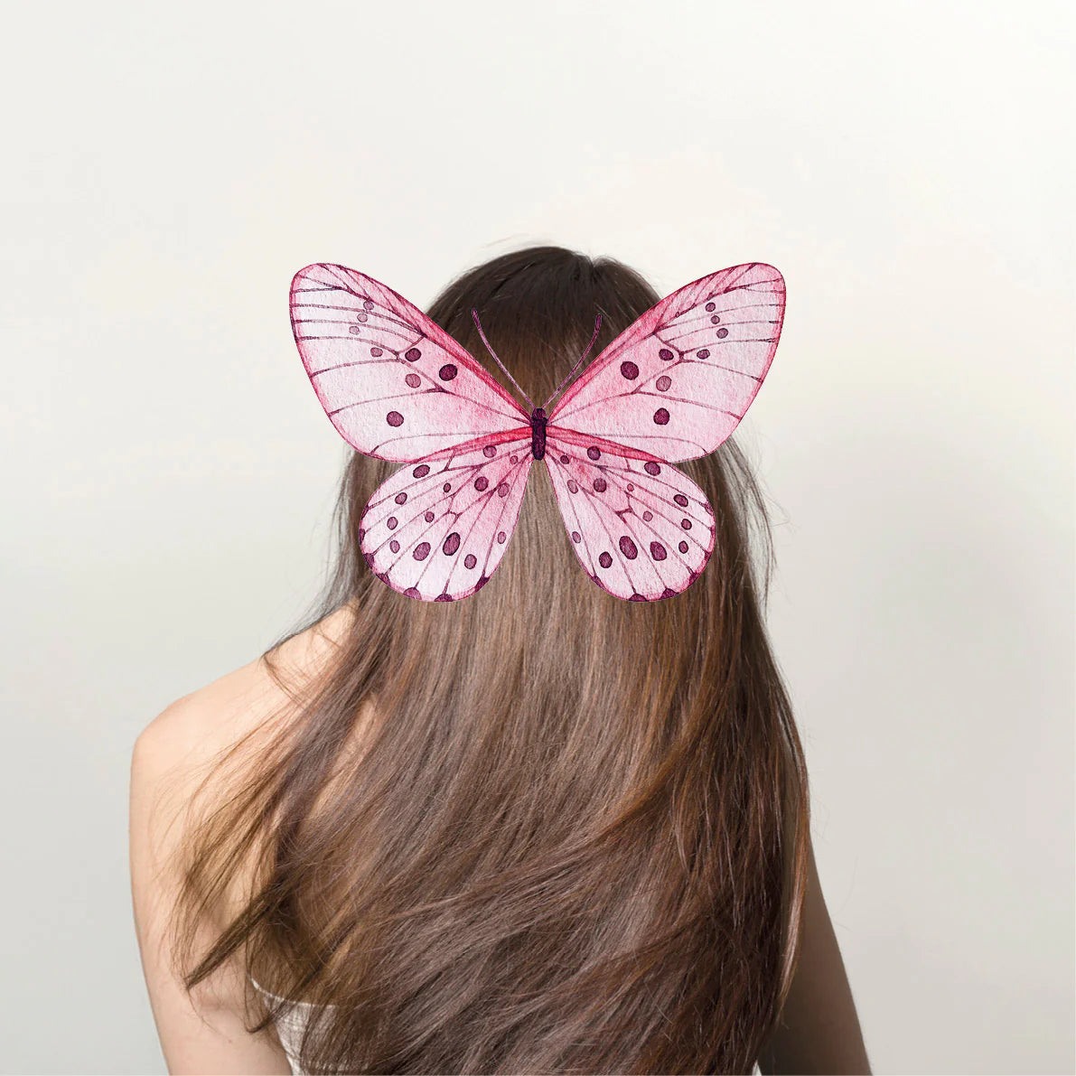 Frau mit langen braunen Haaren und großer rosa Schmetterlings-Dekoration im Haar, Galerie Position 1, Schweizer Aromatherapie