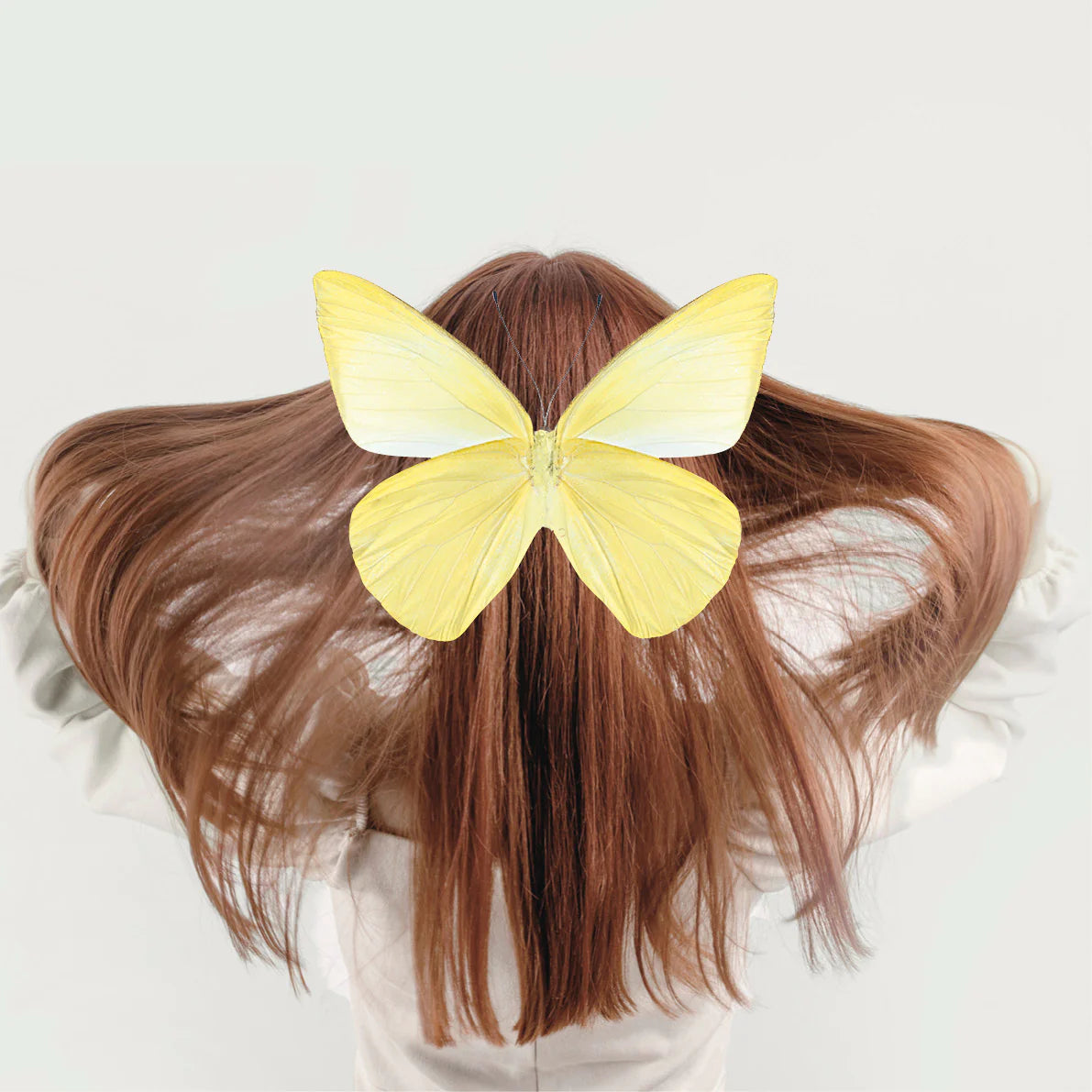 Frau mit langen braunen Haaren und großem gelben Schmetterling auf dem Kopf, Galerie Position 1, Schweizer Aromatherapie