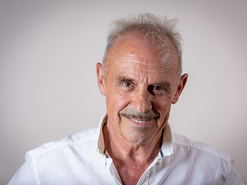 Porträt eines älteren Mannes mit kurzem Haar und weißem Hemd vor hellgrauem Hintergrund, Galerie Position 1, Schweizer Aromatherapie