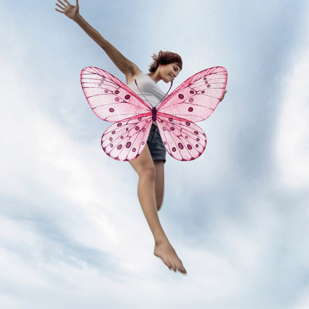 Frau springt vor Himmel mit digital hinzugefügten rosa Schmetterlingsflügeln, Galerie Position 1, Schweizer Aromatherapie