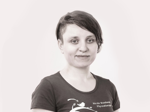 Porträt einer Frau mit kurzem, seitlich geschnittenem Haar vor hellem Hintergrund, Galerie Position 1, Schweizer Aromatherapie