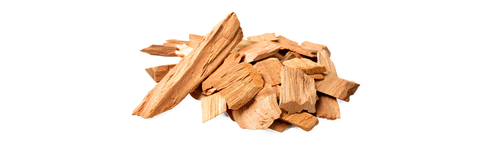 hellbraune Sandelholzspäne auf weißem Hintergrund, Schweizer Aromatherapie, Bio ätherische Öle, zertifizierte Naturkosmetik, Galerie Position 1