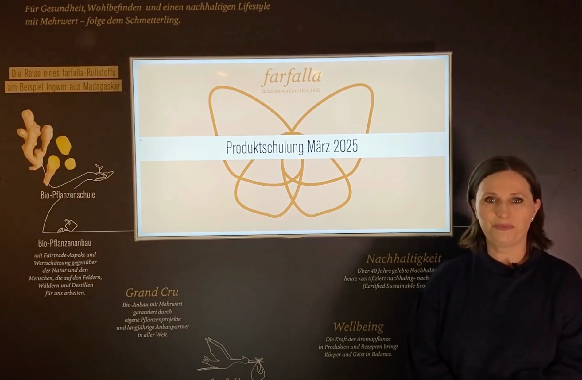 Frau präsentiert Produktschulung März 2025 vor farfalla Logo, nachhaltige Herstellung, zertifizierte Naturkosmetik, Galerie Position 1