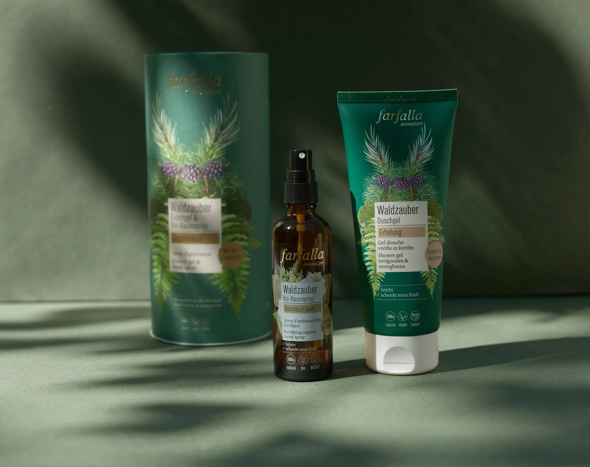 farfalla Waldzauber Duschgel und Raumspray in grünem Design mit Pflanzenillustration, Galerie Position 1, Schweizer Aromatherapie