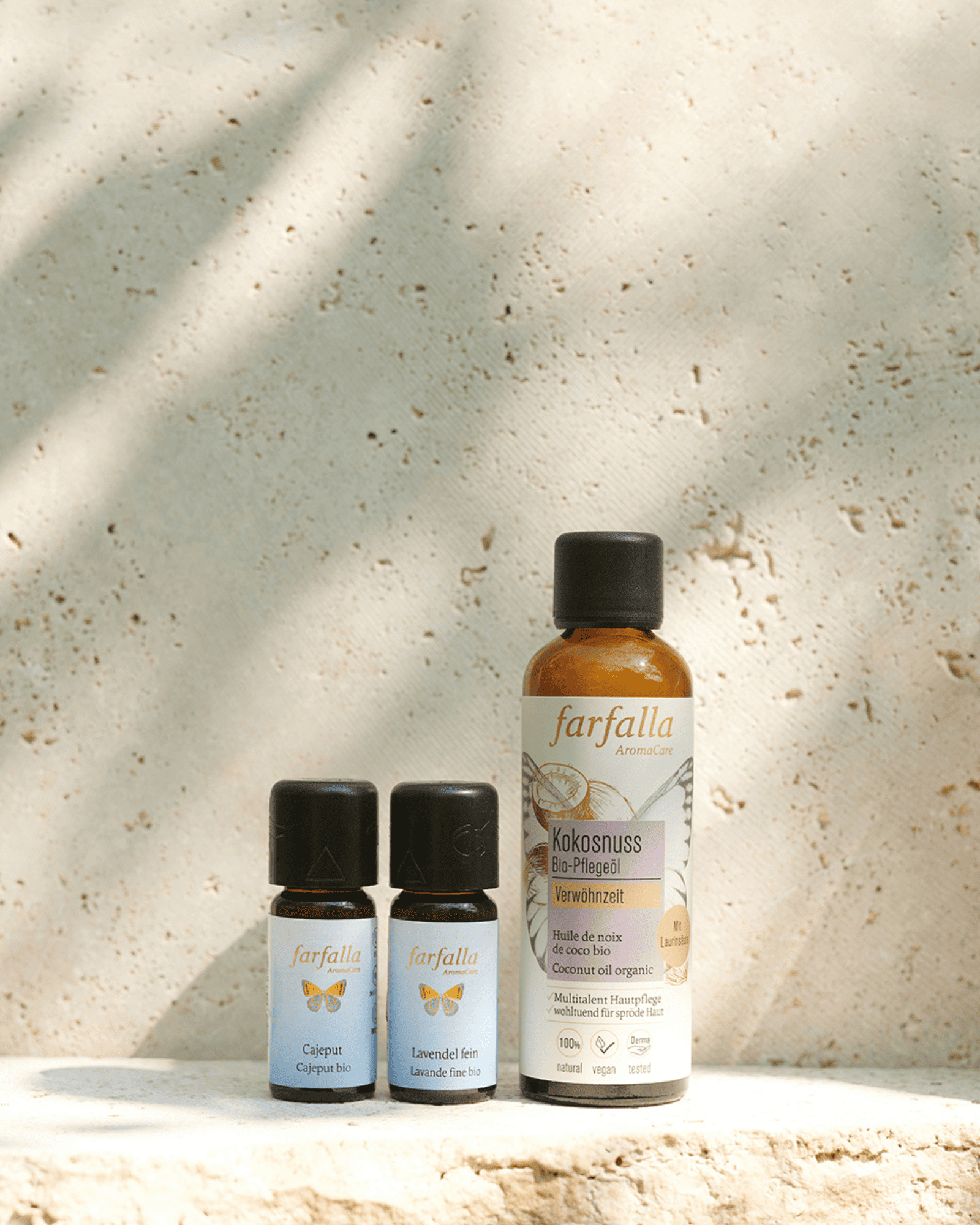 Drei farfalla Aromapflegeöle mit Kokosnuss, Cajeput und Lavendel auf natürlichem Stein, Galerie Position 1, Schweizer Aromatherapie